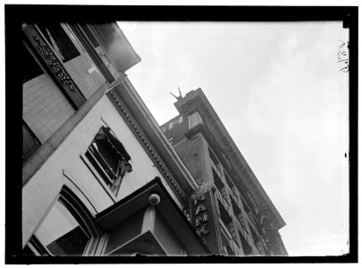 REYNOLDS, J., PERFORMING ACROBATIC AND BALANCING ACTS ON HIGH CORNICE ABOVE 9TH STREET, N.W. LCCN2016868360 photo