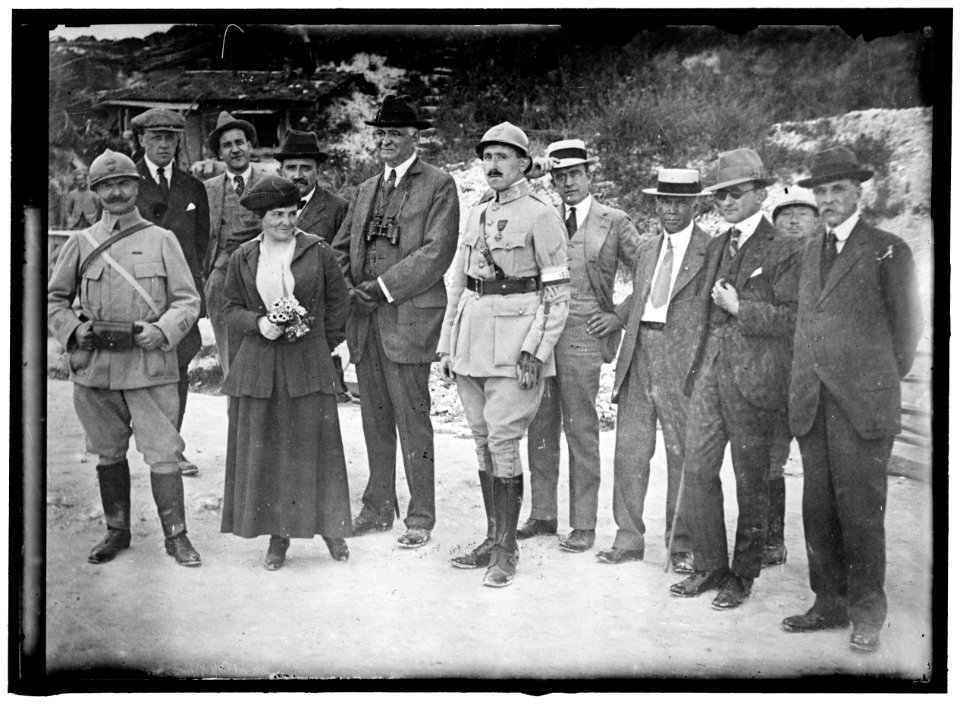 RHEIMS. AMERICAN WAR CORRESPONDENTS- FRENCH OFFICER; MRS. HARRIET C. ADAMS; PAUL CRAVATH; CAPT. PAUL DUMAS, WEARING ARTIFICIAL HAND ANDARM; UNIDENTIFIED; CHARLES EDWARD RUSSELL; LCCN2016864696