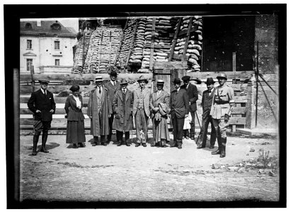 RHEIMS. AMERICAN WAR CORRESPONDENTS- FRENCH OFFICER; MRS. HARRIET C. ADAMS; PAUL CRAVATH; CAPT. PAUL DUMAS, WEARING ARTIFICIAL HAND ANDARM; UNIDENTIFIED; CHARLES EDWARD RUSSELL; LCCN2016866810