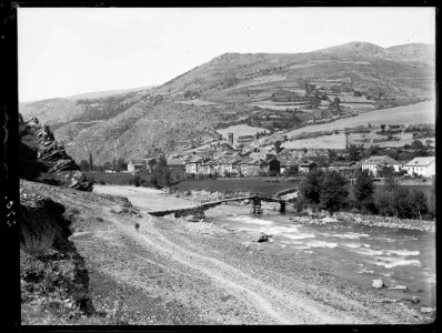Rialp de Noguera amb un pont sobre el riu vist des del camí de Llavorsí