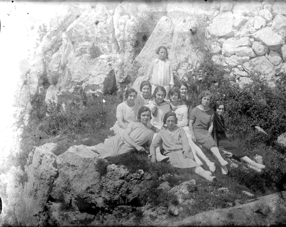 Retrat d'un grup de dones assegudes a la muntanya (AFCEC RIBASV C 2547)