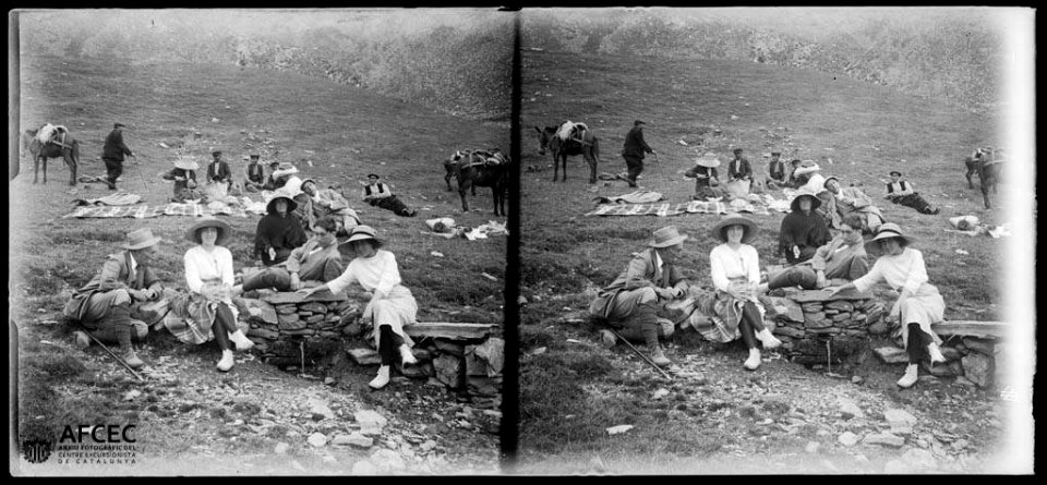 Retrat d'un grup de persones berenant a la font del Mantinell