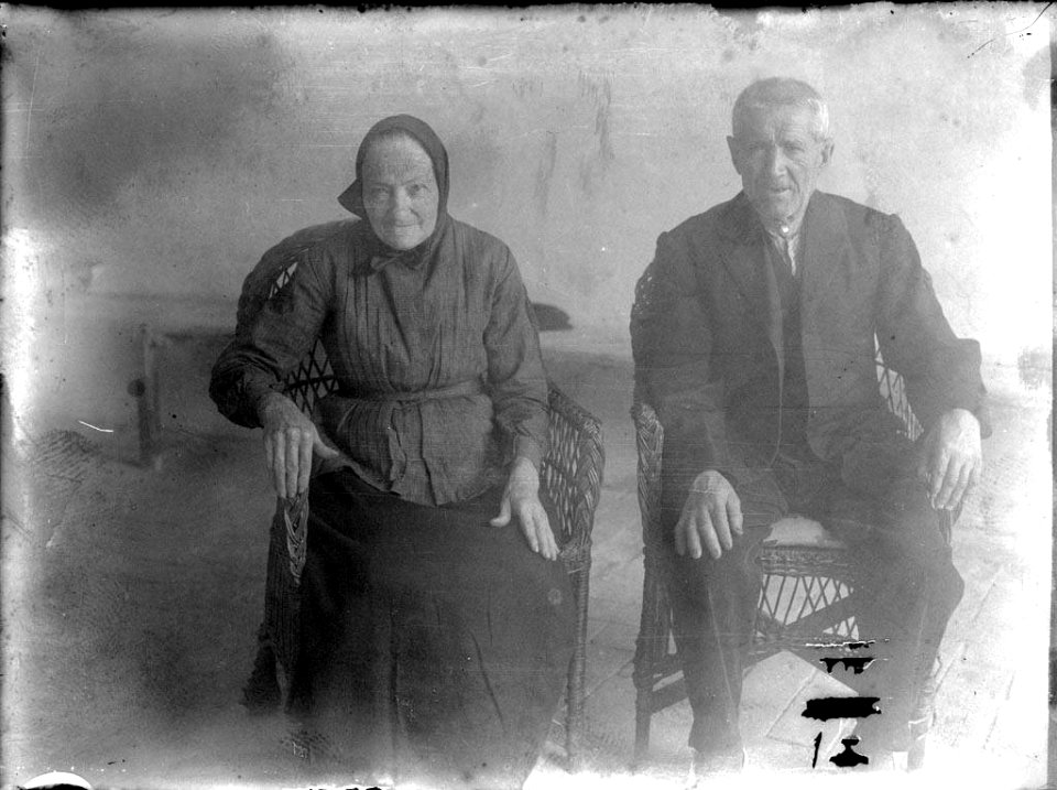 Retrat d'una parella de gent gran asseguts (AFCEC RIBASV C 2544)