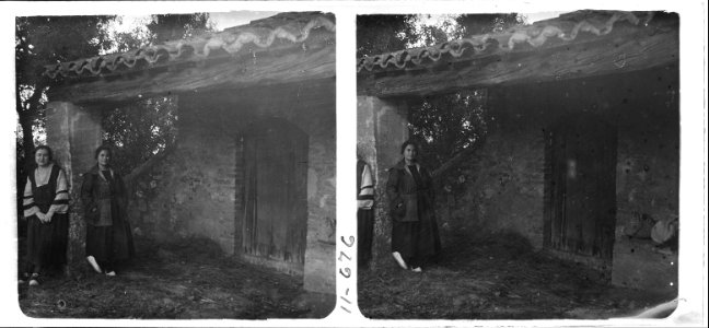 Retrat de dues dones al costat de l ' atri de l ' absis d ' una església de Sant Quirze de Terrassa