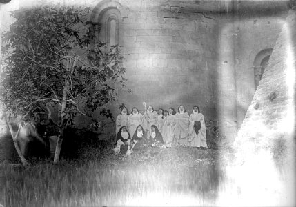 Retrat de grup de la comunitat religiosa del Monestir de Casbas de Huesca