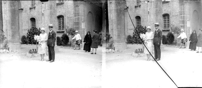 Retrat dels nuvis en una boda amb gent al fons (AFCEC RIBASV B 4688)