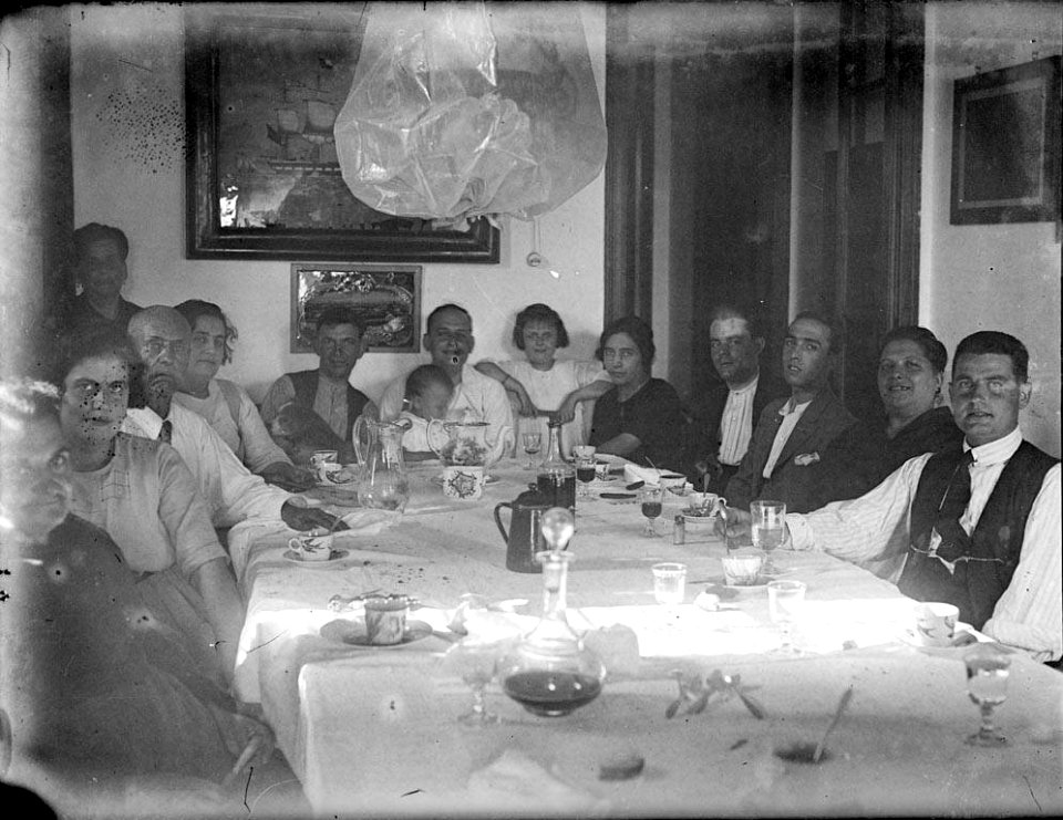 Retrat interior d'un grup de persones al voltant d'una taula (AFCEC RIBASV C 2546)