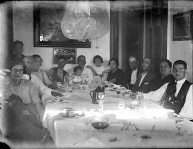 Retrat interior d'un grup de persones al voltant d'una taula (AFCEC RIBASV C 2546)