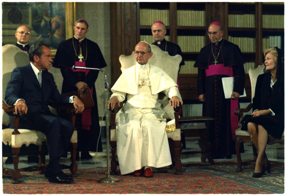 Richard M. Nixon at the Vatican meeting with Pope Paul VI - NARA - 194331