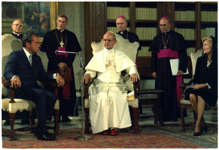 Richard M. Nixon at the Vatican meeting with Pope Paul VI - NARA - 194331