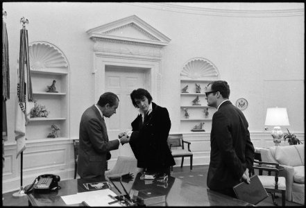 Richard M. Nixon meeting with Elvis Presley - NARA - 194703