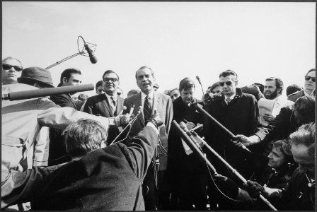 Richard M. Nixon press conference - NARA - 194712