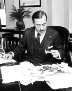 Richard Gilder Cholmeley-Jones, Director of the War Risk Bureau, eating lunch at his desk LCCN90713038 (cropped)