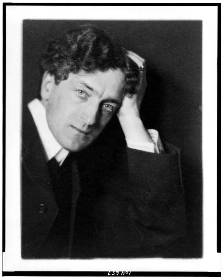 Richard Le Gallienne, head-and-shoulders portrait, facing right LCCN92503314