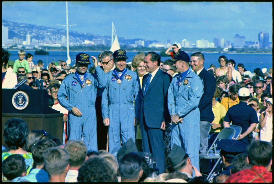 Richard M. Nixon meeting with Apollo 13 astronauts in Hawaii. - NARA - 194314