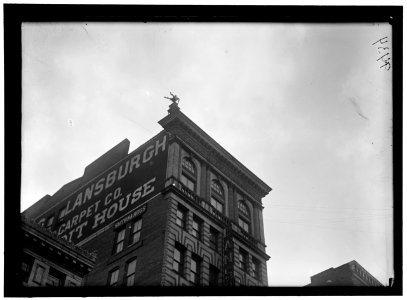 REYNOLDS, J., PERFORMING ACROBATIC AND BALANCING ACTS ON HIGH CORNICE ABOVE 9TH STREET, N.W. LCCN2016868364 photo