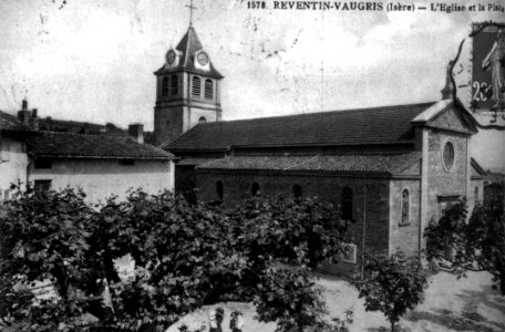 Reventin-Vaugris l'église et la place, 1925, p174 de L'Isère les 533 communes photo