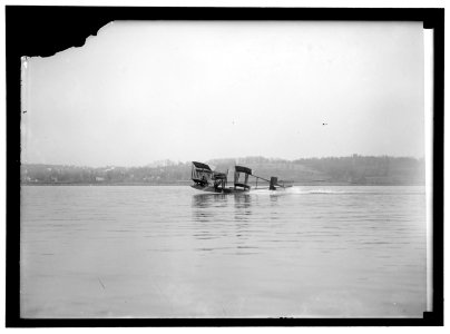 RICHARDSON TANDEM BIPLANE HYDROPLANE ON POTOMAC, APRIL, 1916 LCCN2016867214