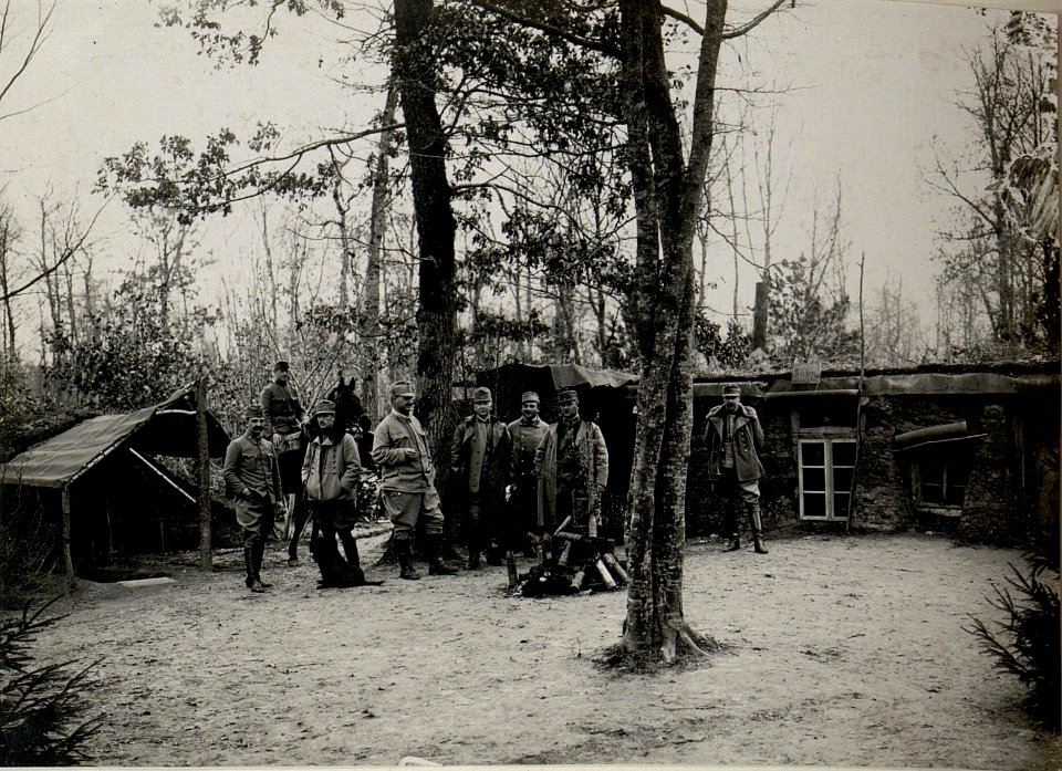 Rgts.Stab des I.R.Nro.40 cca. 3 km südlich Malin. Aufgenommen am 18. November 1915. (BildID 15540713)