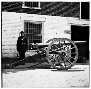 Richmond, Virginia. Federal soldier guarding cannon. (Modified 12-pdr. breech-loading Whitworth) LOC cwpb.02499
