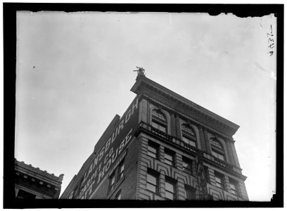 REYNOLDS, J., PERFORMING ACROBATIC AND BALANCING ACTS ON HIGH CORNICE ABOVE 9TH STREET, N.W. LCCN2016868365 photo