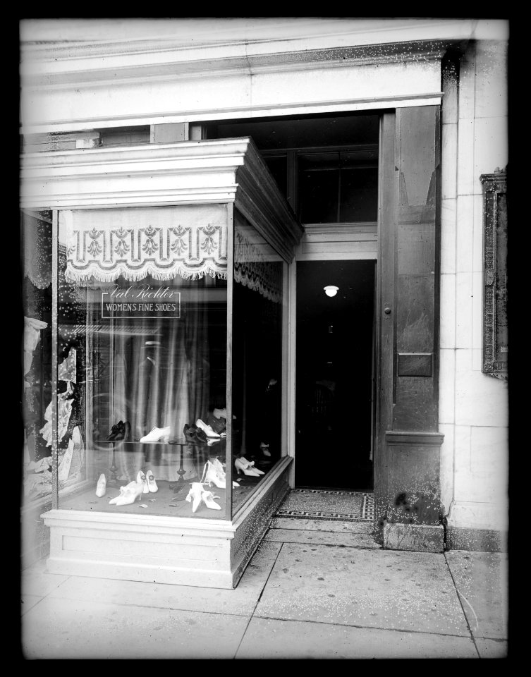 Richter front, 1304 F, N.W., (Washington, D.C.) LCCN2016852023