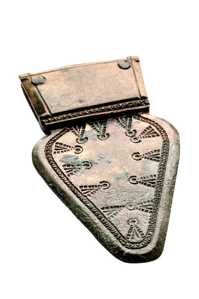 Riemtong in brons met ingestempelde versiering, 430 tot 460 NC, vindplaats- Tongeren, noordoostgrafveld, Jaminéstraat, 1990, zone C, graf 11 B, collectie Gallo-Romeins Museum Tongeren, 90.B.159