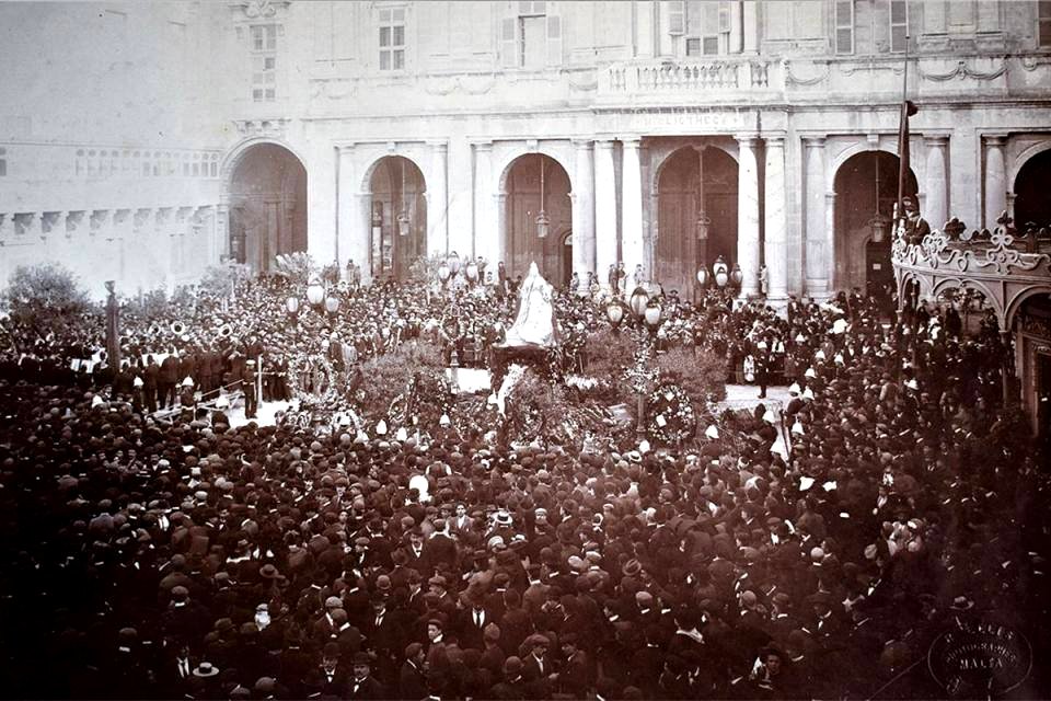 Richard Ellis, Mourning of Queen Victoria at her statue in Piazza Tesoreria, Valletta, Aug 1901