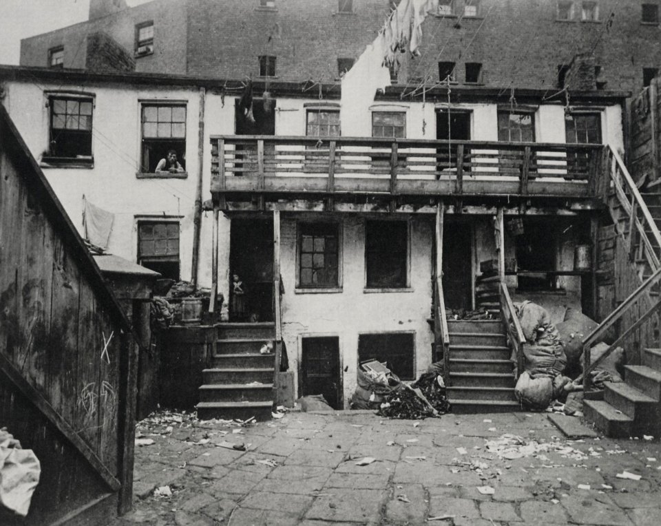 Riis, Jacob A. - Battle Alley, Hauptquartier der Whyo – Bande (Zeno Fotografie)