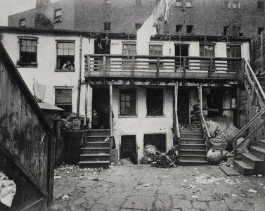 Riis, Jacob A. - Battle Alley, Hauptquartier der Whyo – Bande (Zeno Fotografie)