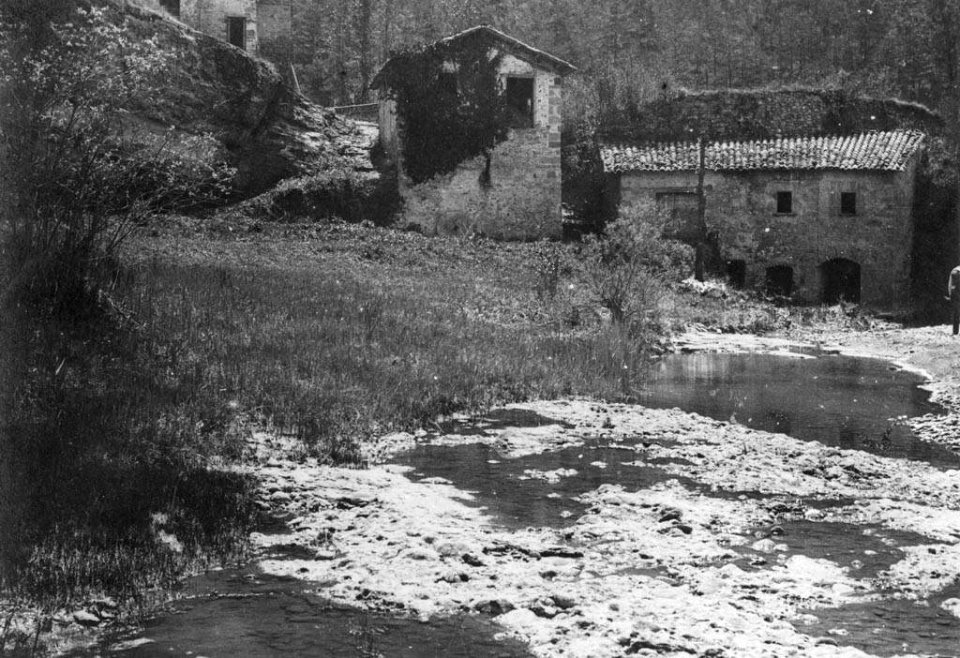 Riera i vall de Merlés amb dues masies