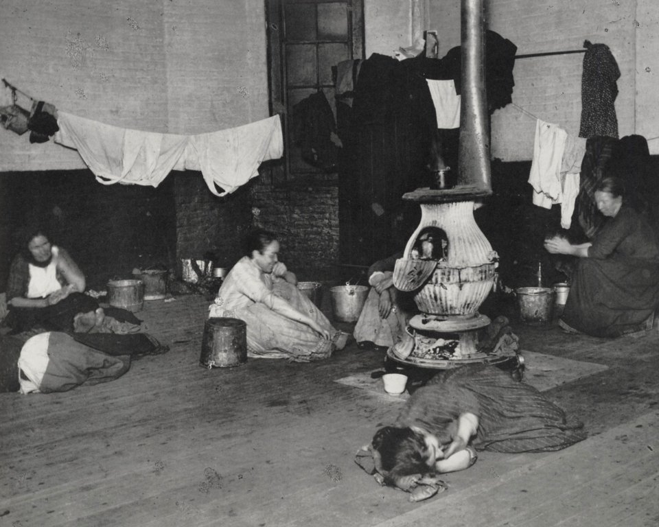 Riis, Jacob A. - Bewohner einer Unterkunft im Polizeiamt, die Frauenunterkunft in der West 47th Street Station (Zeno Fotografie)