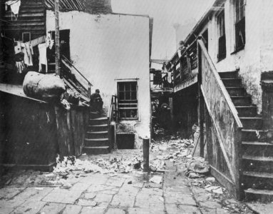 Riis, Jacob A. - Bottle Alley (Flaschengasse), Mulberry Bend (Zeno Fotografie)