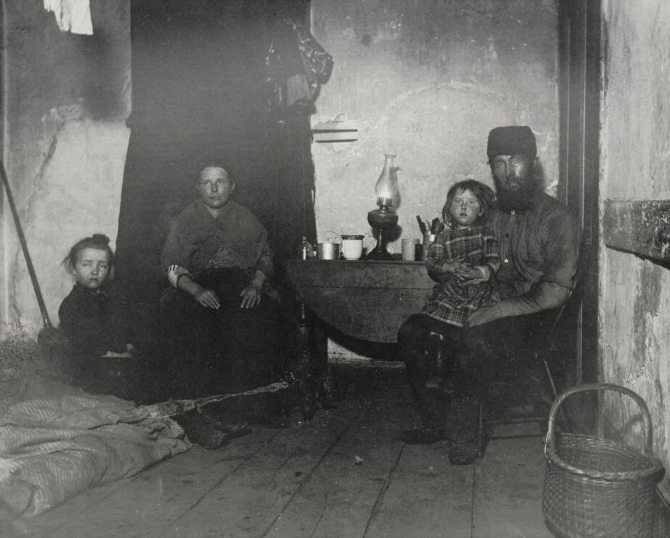 Riis, Jacob A. - In Armut, das Zuhause eines englischen Kohlebrenners (Zeno Fotografie)
