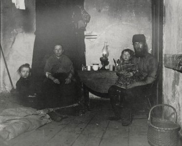 Riis, Jacob A. - In Armut, das Zuhause eines englischen Kohlebrenners (Zeno Fotografie)