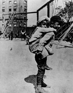 Riis, Jacob A. - Kinder auf dem Spielplatz (Zeno Fotografie)