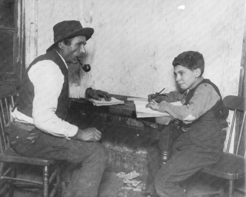 Riis, Jacob A. - Pietro lernt zu schreiben - Jersey Street (Zeno Fotografie)