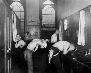 Riis, Jacob A. - Vorbereitung fürs Abendessen bei den Zeitungsjungen (Zeno Fotografie)
