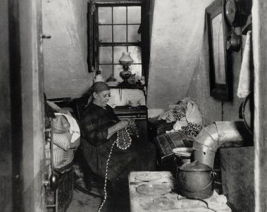 Riis, Jacob A. - »Die alte Frau Benoit in ihrem Dachboden von der Hudson Street« (Zeno Fotografie)