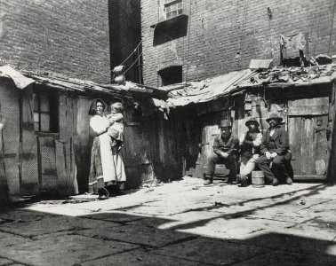 Riis, Jacob A. - »Es kostet einen Dollar im Monat, um in diesen Barracken zu schlafen« (Zeno Fotografie)