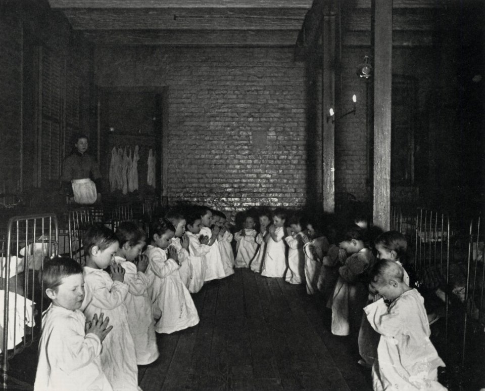 Riis, Jacob A. - »Gebetsstunde im Kindergarten – Industriezentrum Five Points« (Zeno Fotografie)