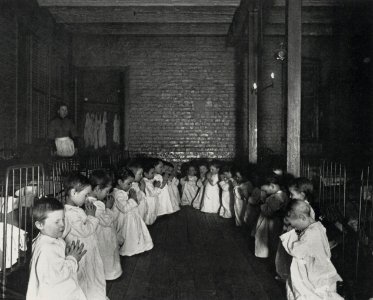 Riis, Jacob A. - »Gebetsstunde im Kindergarten – Industriezentrum Five Points« (Zeno Fotografie)