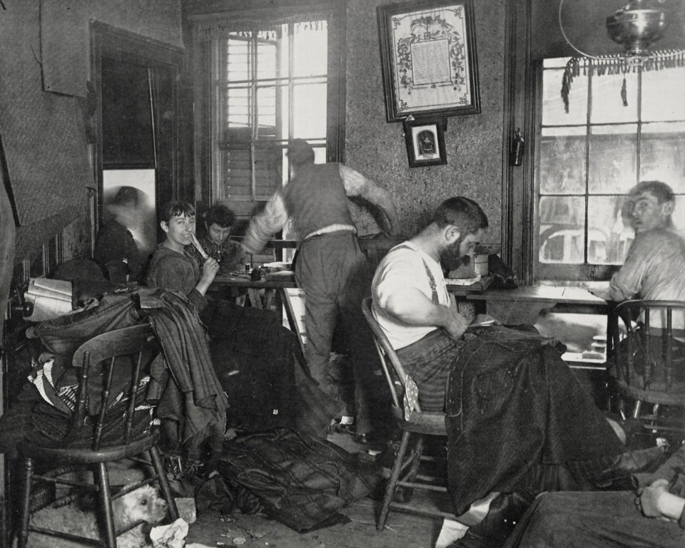 Riis, Jacob A. - »Kniehosen« für 45 Cent das Dutzend – ein Hemdenladen in der Ludlow Street (Zeno Fotografie)