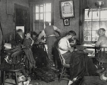 Riis, Jacob A. - »Kniehosen« für 45 Cent das Dutzend – ein Hemdenladen in der Ludlow Street (Zeno Fotografie)