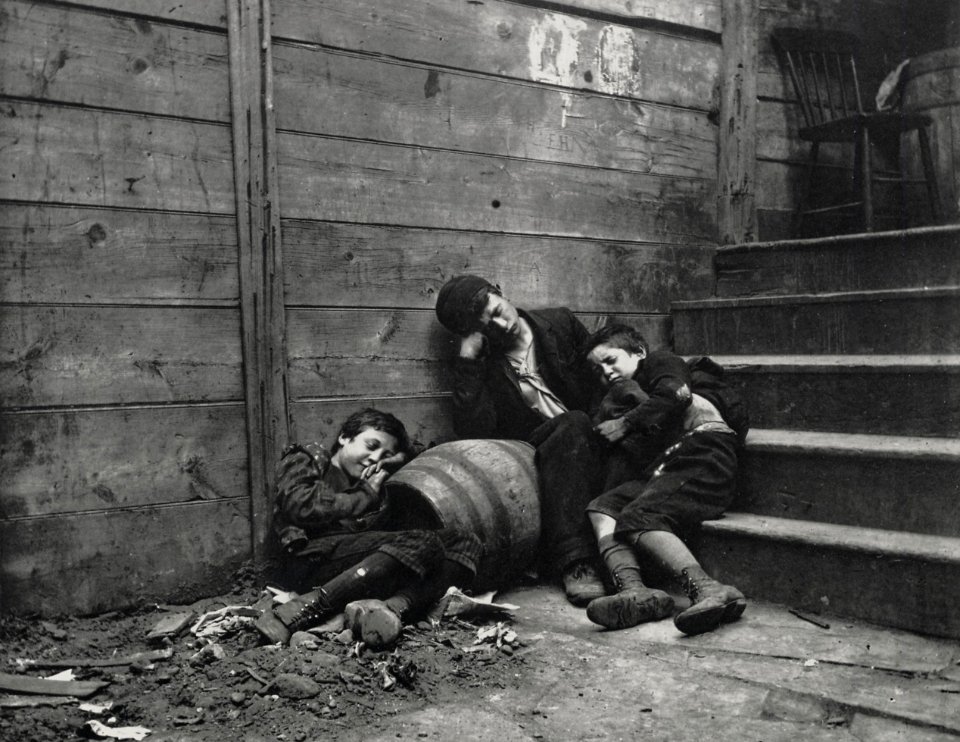 Riis, Jacob A. - »Nomaden der Straße«, Straßenjungen im Schlafquartier« (Zeitungsjungen) (Zeno Fotografie)