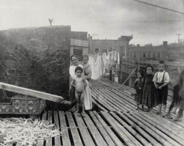 Riis, Jacob A. - »Szene auf dem Dach der Barracken in der Mott Street« (Zeno Fotografie)