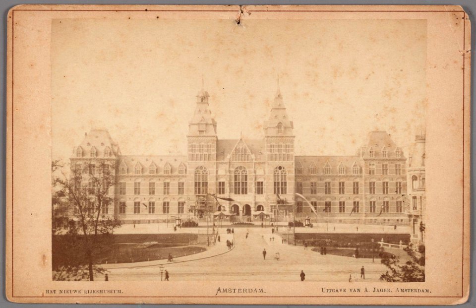 Rijksmuseum kort voor de voltooiing, gezien vanaf de Weteringschans