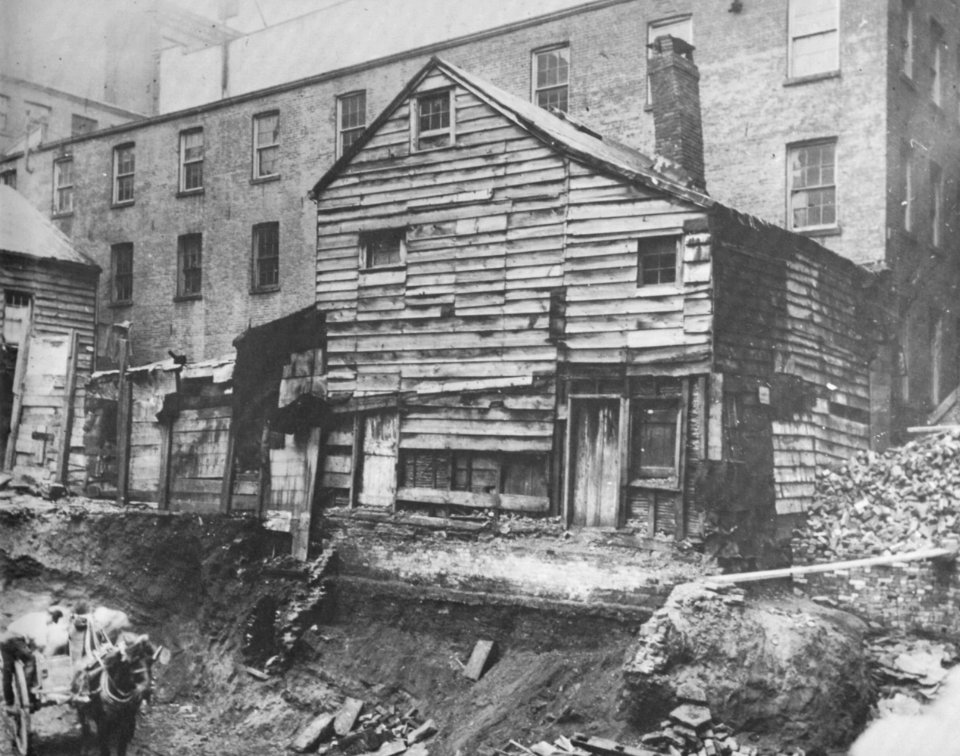 Riis, Jacob A. - Altes Haus in einer Nebengasse der Bleecker Street, zwischen der Mercer und Greene Street (Zeno Fotografie)