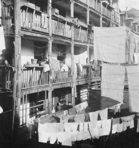 Riis, Jacob A. - Die Rückseite eines alten Mietwohnhauses auf der Roosevelt Street (Zeno Fotografie)