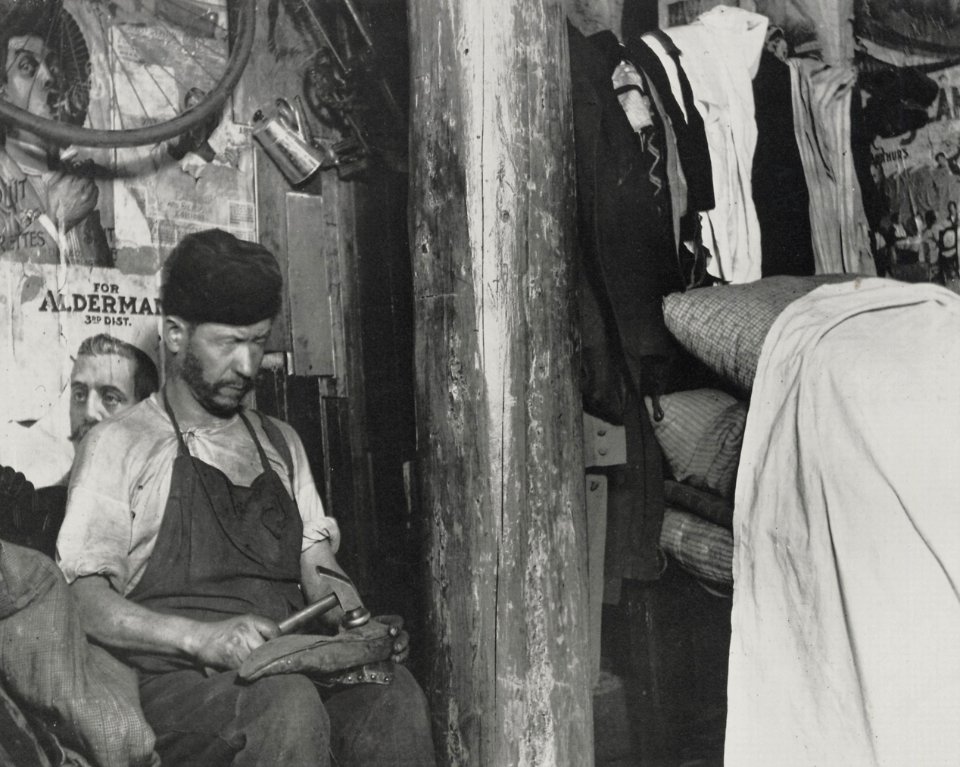Riis, Jacob A. - »Arbeitender Schuster in einem Haus im Hofe der 219 Broome Street. Miete 12$ im Monat« (Zeno Fotografie)